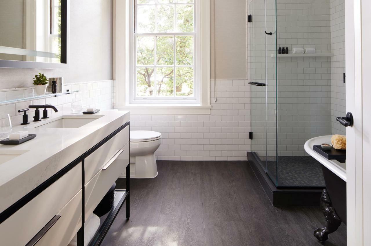 The Whitney Hotel Бостон Экстерьер фото Bathroom with a shower enclosure