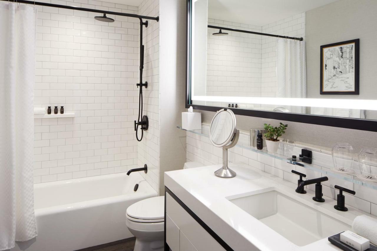 The Whitney Hotel Бостон Экстерьер фото A bathroom with a shower curtain