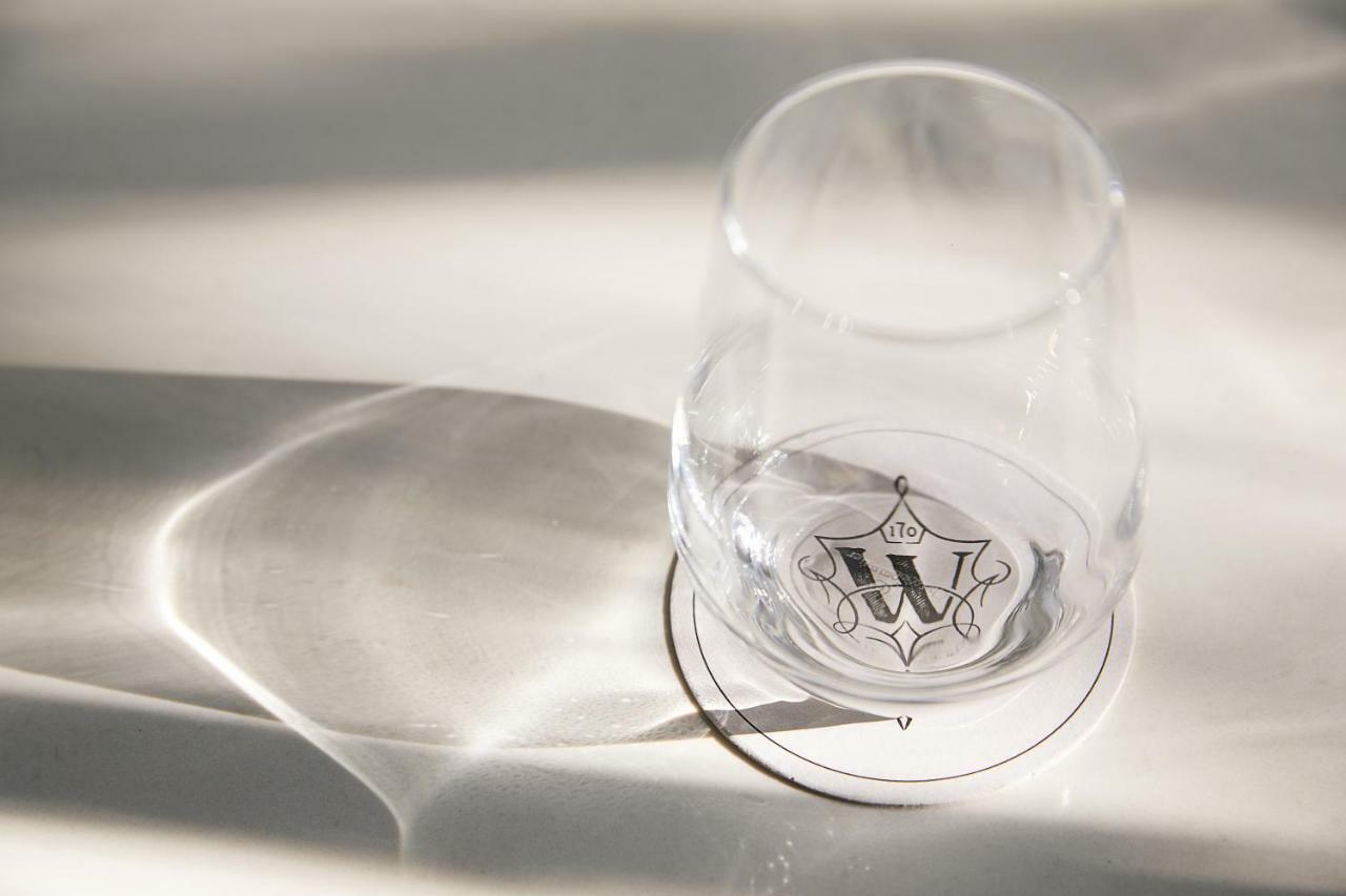 The Whitney Hotel Бостон Экстерьер фото A glass of water