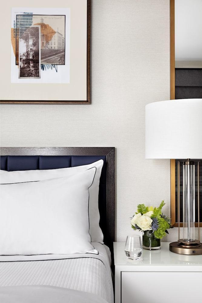 The Whitney Hotel Бостон Экстерьер фото A bed with a white bedsheet